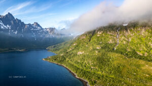 luchtfoto van bergen in fjord
