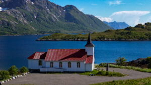 luchtfoto kerkje in Lofoten noorwegen