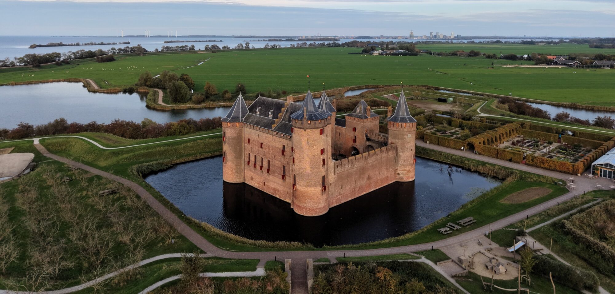 Luchtfoto van het Muiderslot, gemeente Gooise Meren – gebiedsontwikkeling Muiden