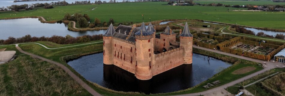 Luchtfoto van het Muiderslot, gemeente Gooise Meren – gebiedsontwikkeling Muiden